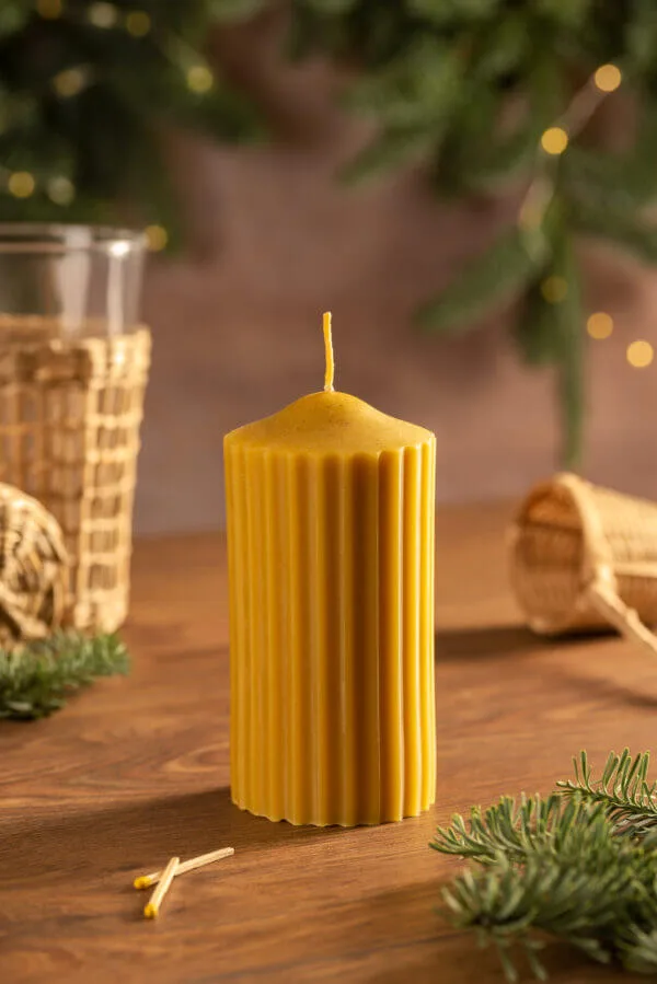 Cylindrical beeswax candle - Image 3