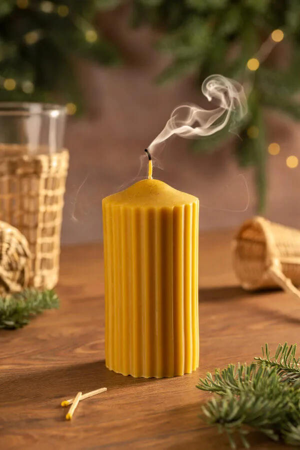 Cylindrical beeswax candle - Image 2